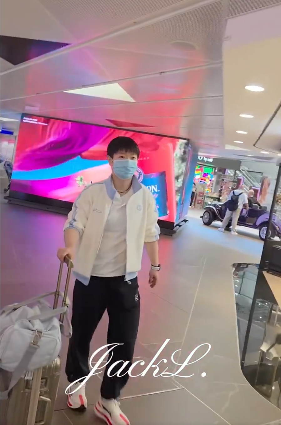 src, 边对着iP, https